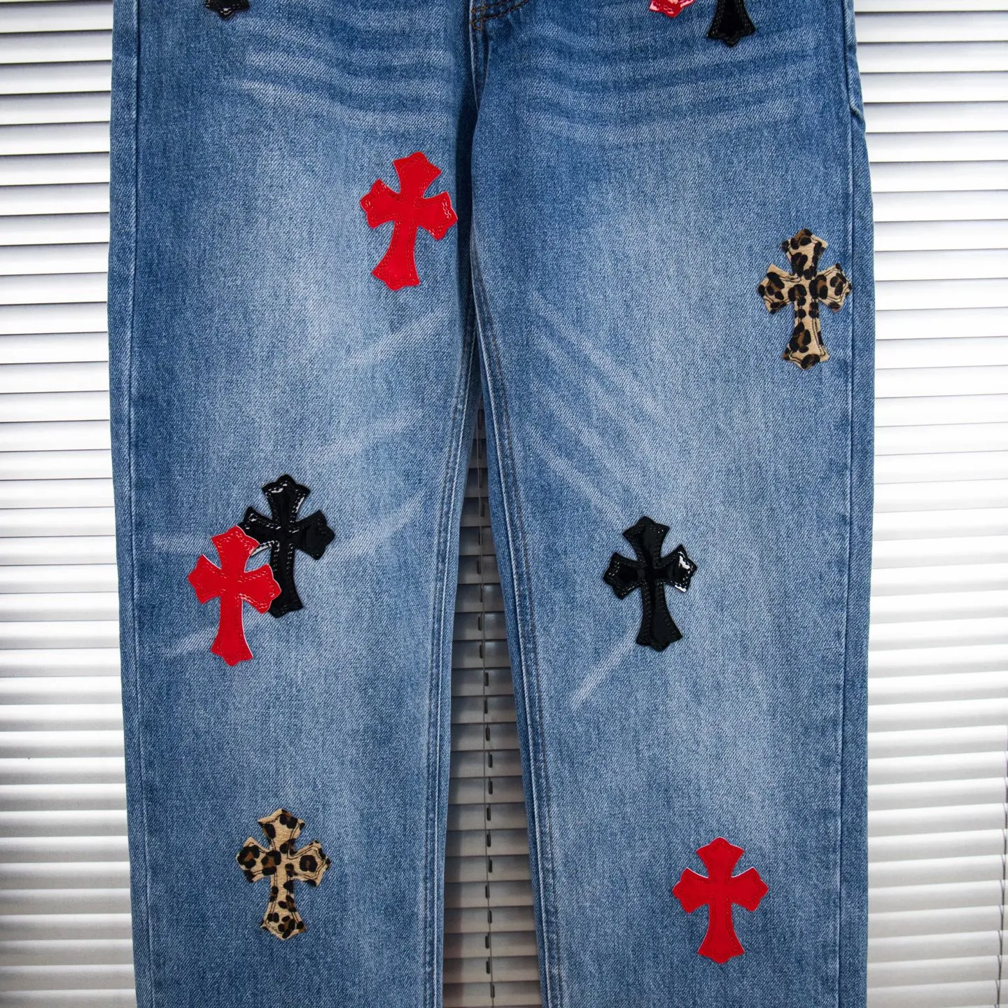 P290 high version Chrome Hearts blue denim with red black panther pattern multi-leather jeans. CH jeans need to be washed and then disassembled and hand-stitched with sheepskin cross leather and then spliced ​​together. The whole piece has too many craftsmanship to explain, patchwork cross pattern embellishment, high-waisted washed jeans! ! Absolutely high-end luxury products, god-level single products and super popular products, made with top heavy industry, a must-see magic weapon. Customized hardware. The fabric is thick and soft after washing. It has good breathability. Customized small leather label. Unique design. The details are simple and elegant, and the workmanship is exquisite. The entire trousers are neatly routed and the details are in place! It’s so cool that both men and women can easily control the genderless trend! Style number: 1799# Color: blue Size: 28 30 32 34 36